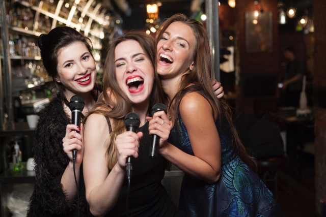 カラオケで30代女性に人気で盛り上がる曲ランキング！歌いやすい曲を集めたよ 音楽まにあ